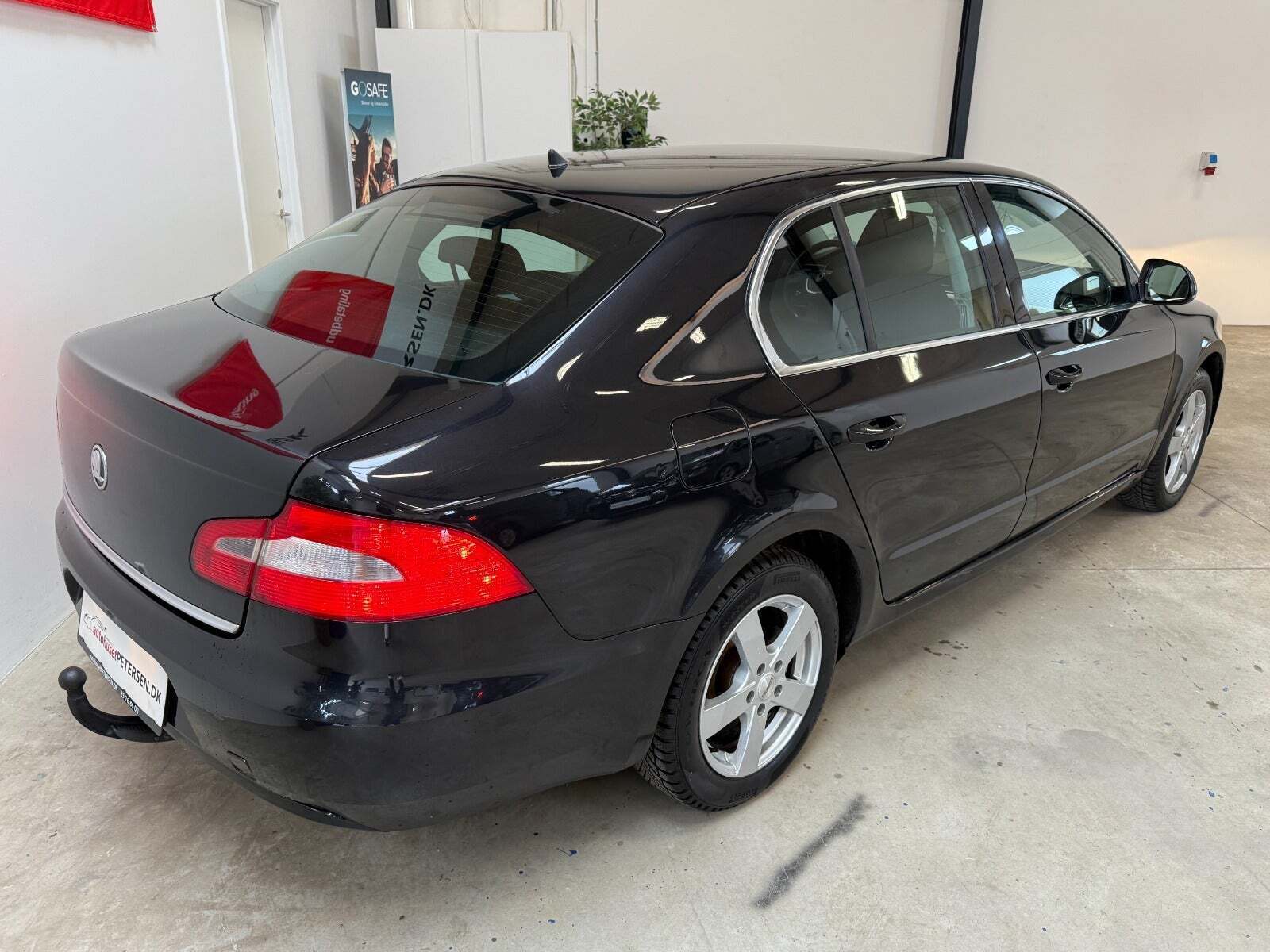 Sort Skoda Superb fra 2009