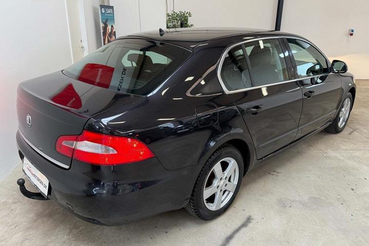 Sort Skoda Superb fra 2009