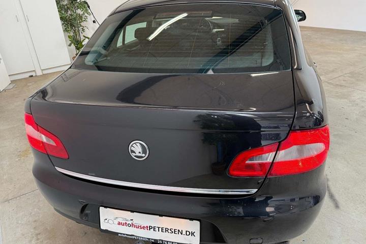 Sort Skoda Superb fra 2009