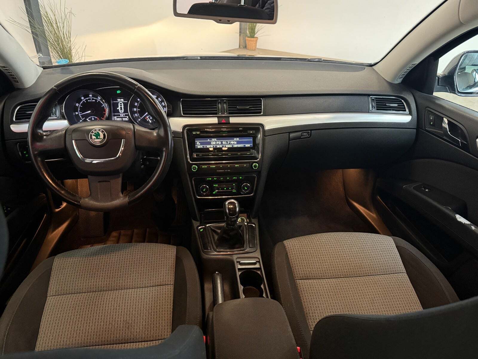 Sort Skoda Superb fra 2009