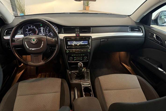 Sort Skoda Superb fra 2009