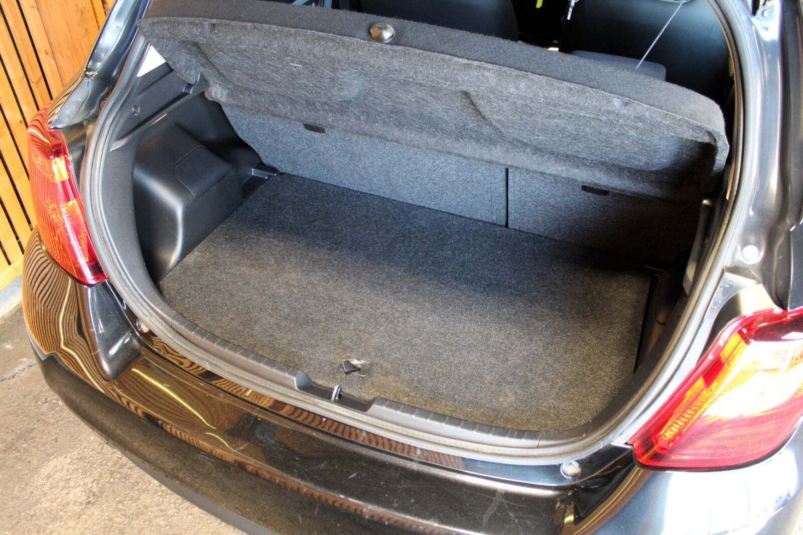 Sort Toyota Yaris fra 2015