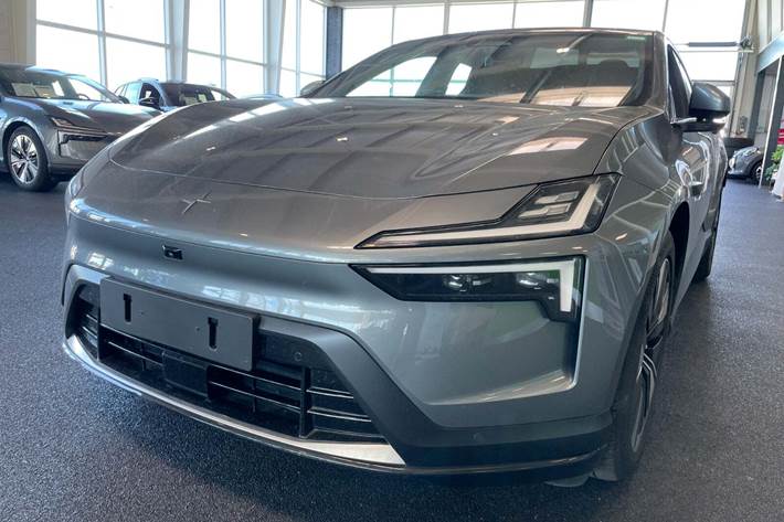 Grå Polestar 4 fra 2024