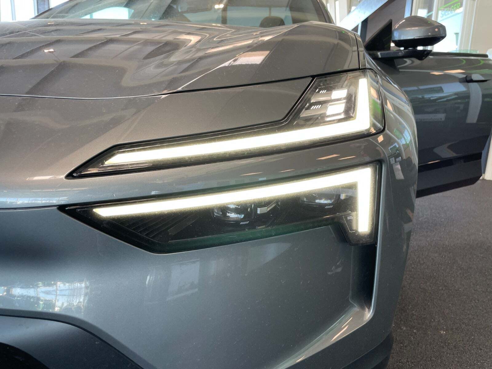 Grå Polestar 4 fra 2024