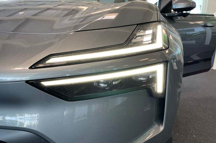 Grå Polestar 4 fra 2024