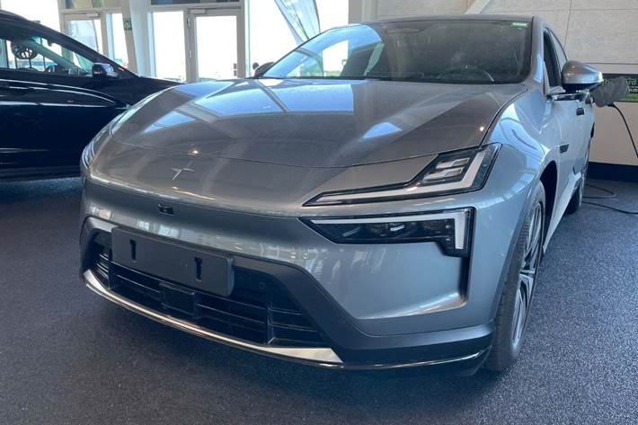 Grå Polestar 4 fra 2024