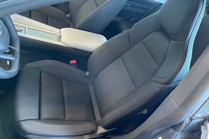 Grå Polestar 4 fra 2024