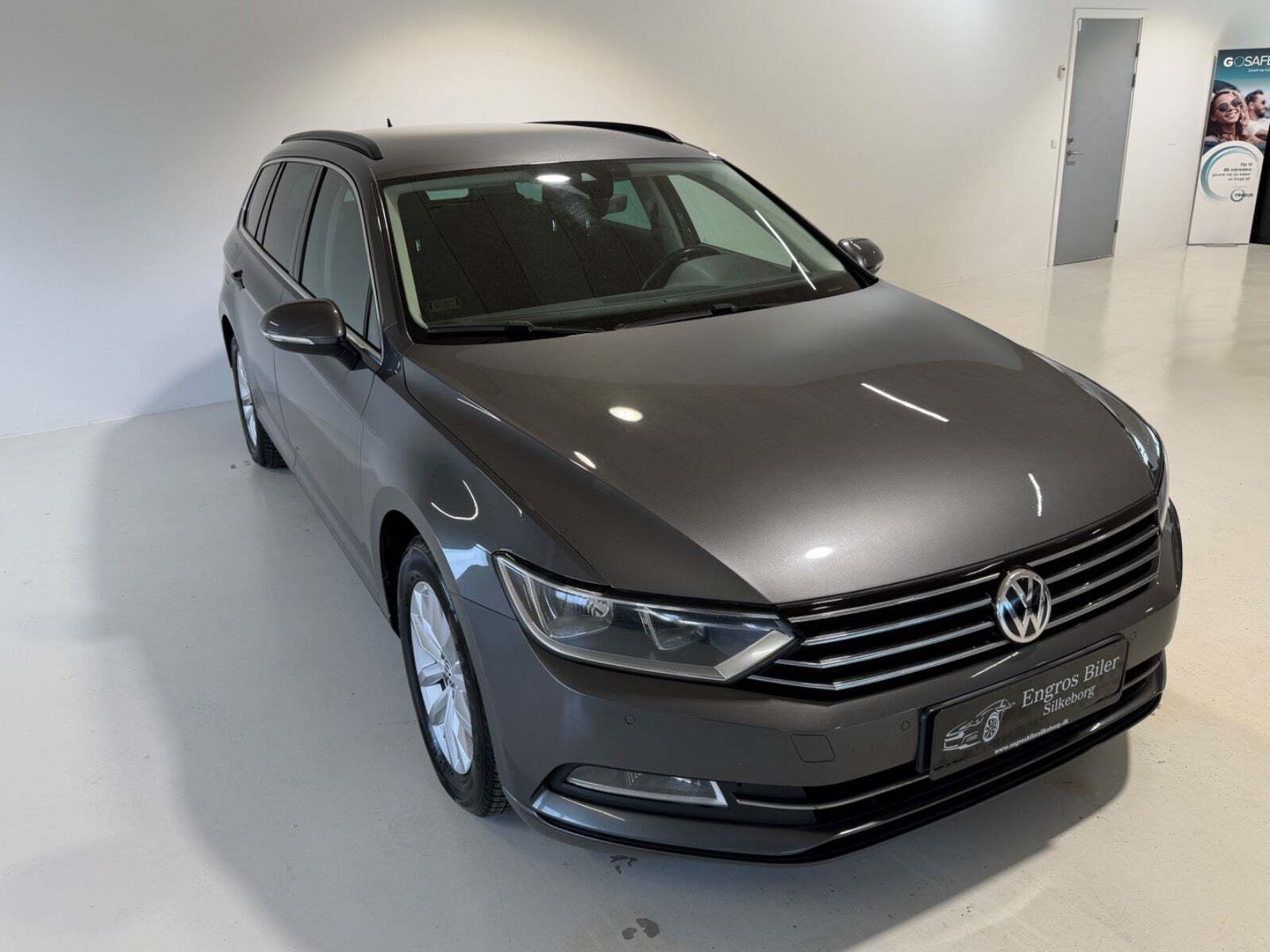 Grå VW Passat fra 2015