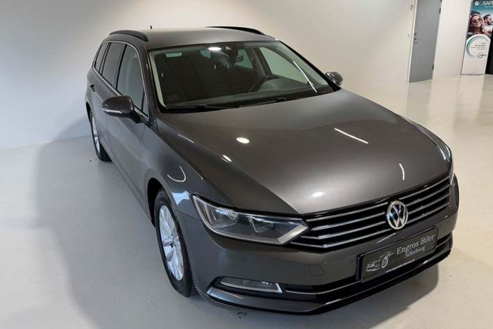 Grå VW Passat fra 2015