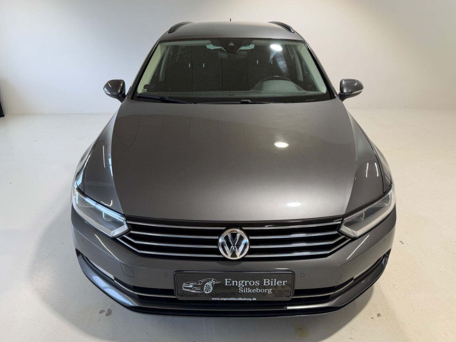 Grå VW Passat fra 2015