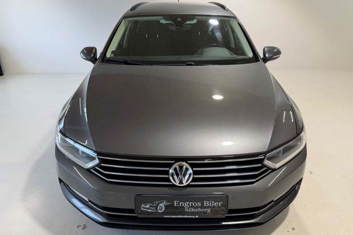 Grå VW Passat fra 2015