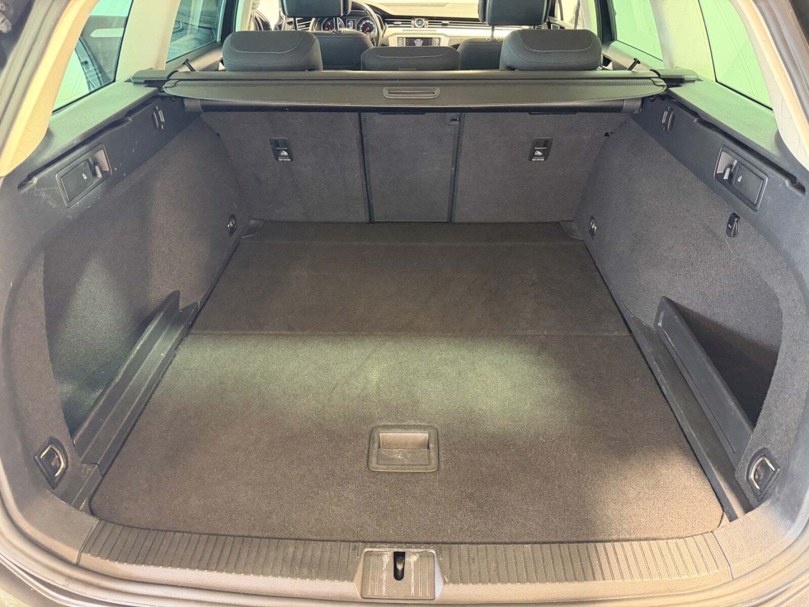 Grå VW Passat fra 2015