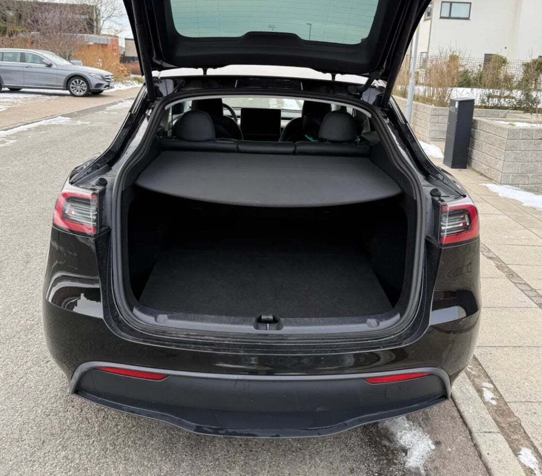 Sort Tesla Model Y fra 2023