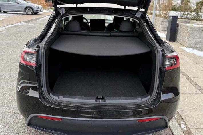 Sort Tesla Model Y fra 2023