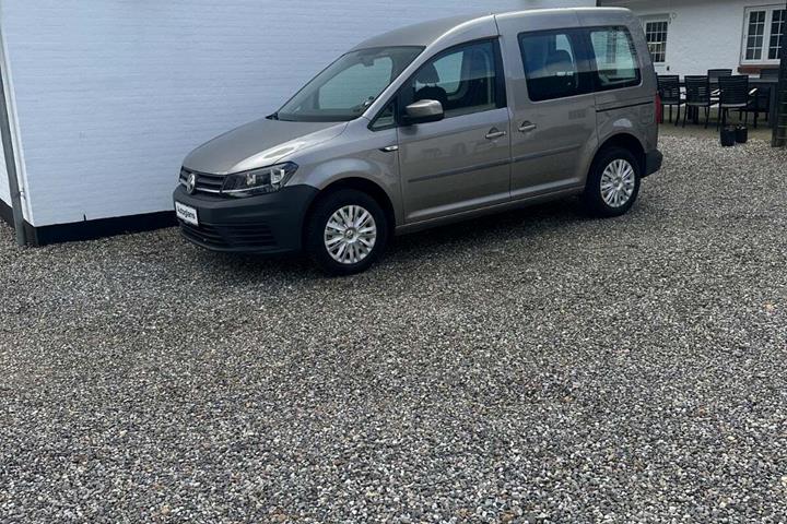 Beige VW Caddy fra 2018 set udefra