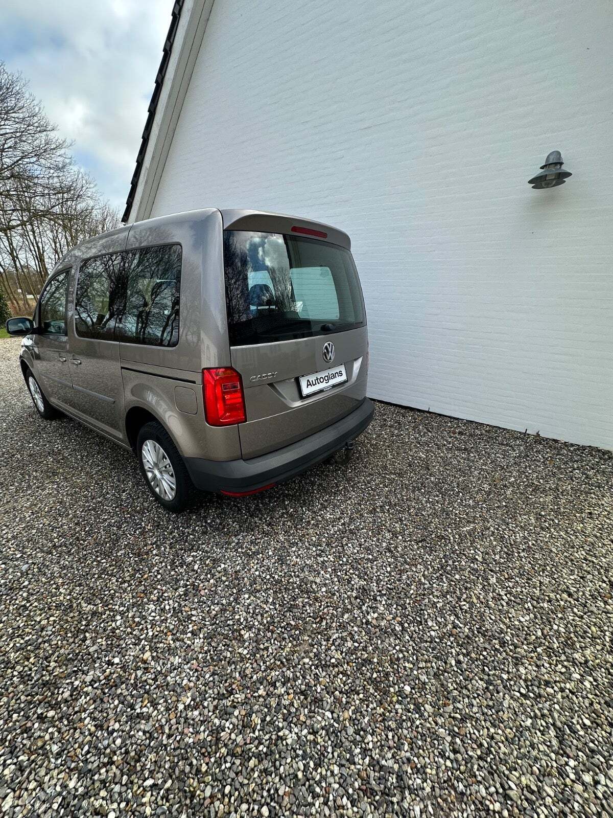 Beige VW Caddy fra 2018 set udefra
