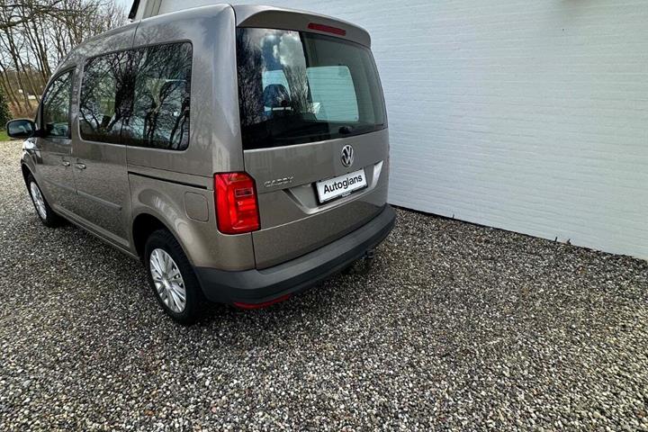 Beige VW Caddy fra 2018 set udefra