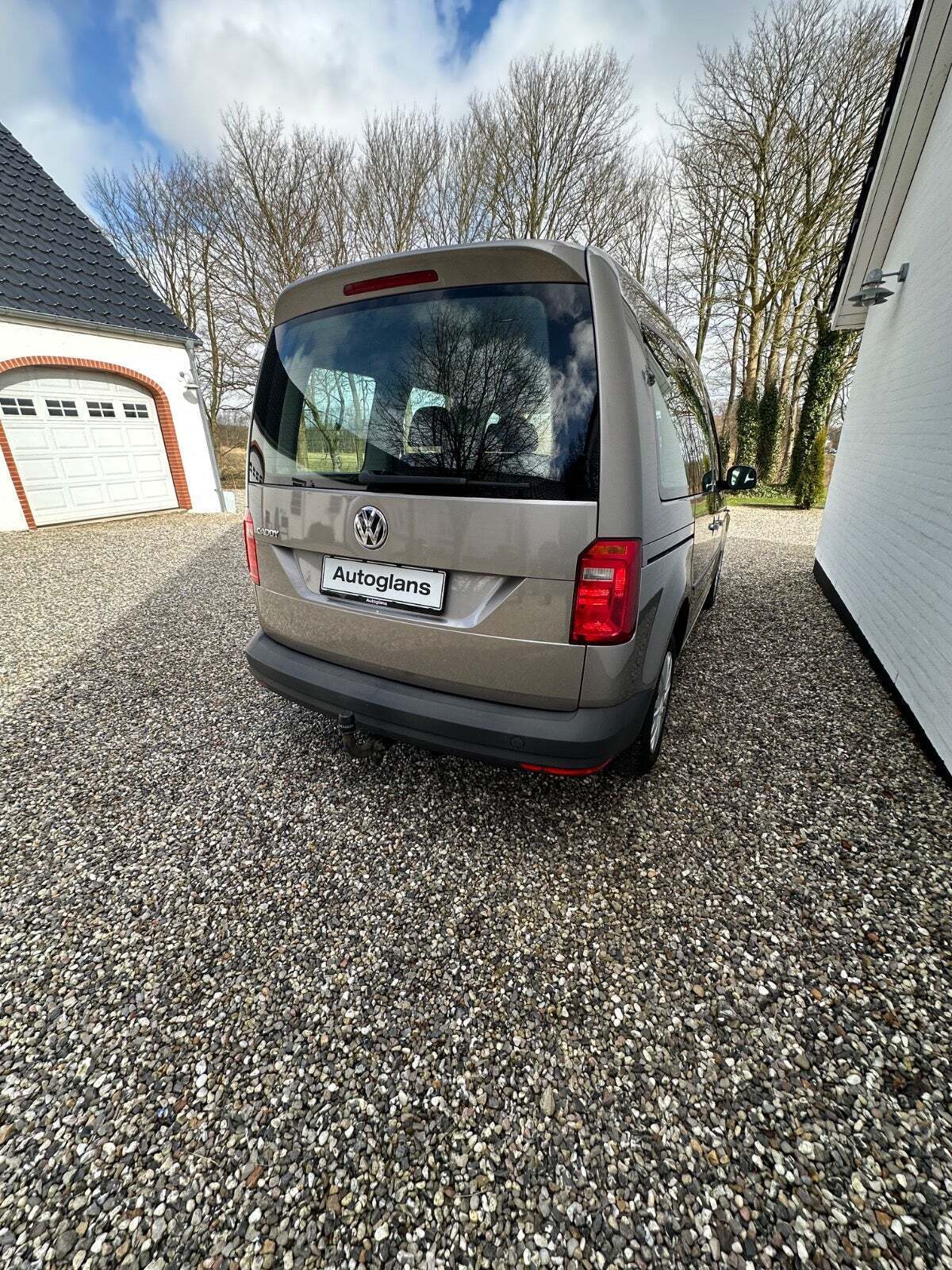 Beige VW Caddy fra 2018 set udefra