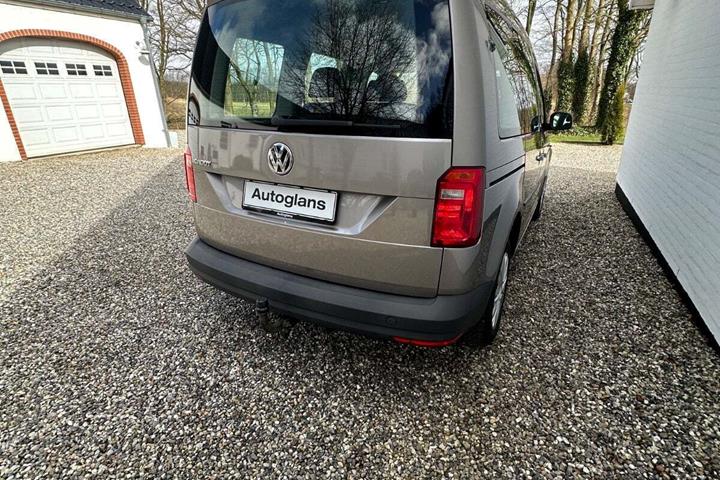 Beige VW Caddy fra 2018 set udefra