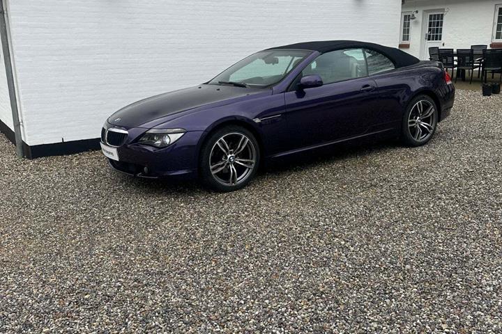 Sort BMW 630i fra 2006 set udefra