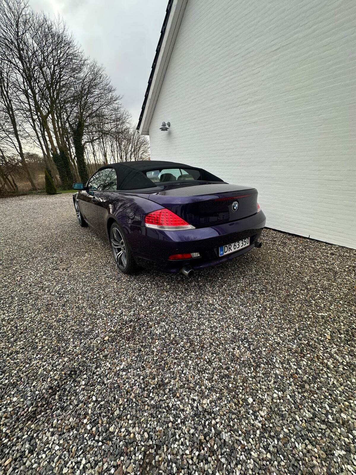 Sort BMW 630i fra 2006 set udefra