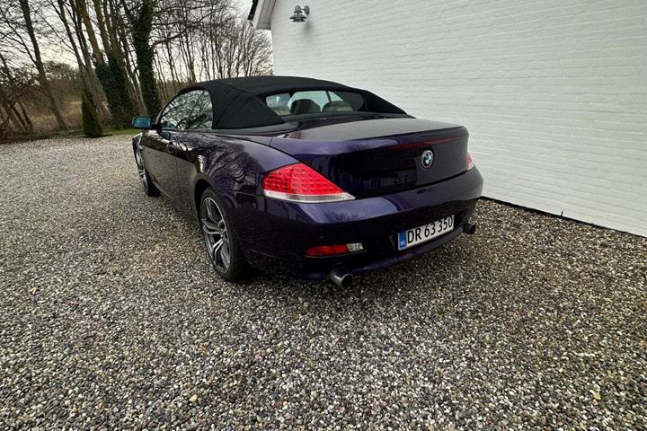 Sort BMW 630i fra 2006 set udefra