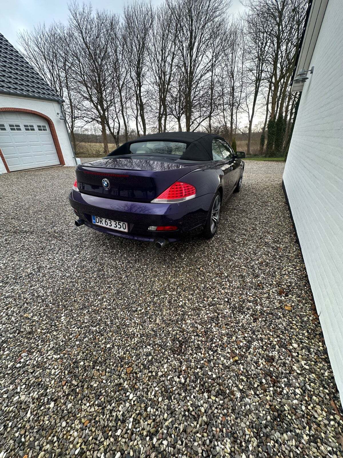 Sort BMW 630i fra 2006 set udefra