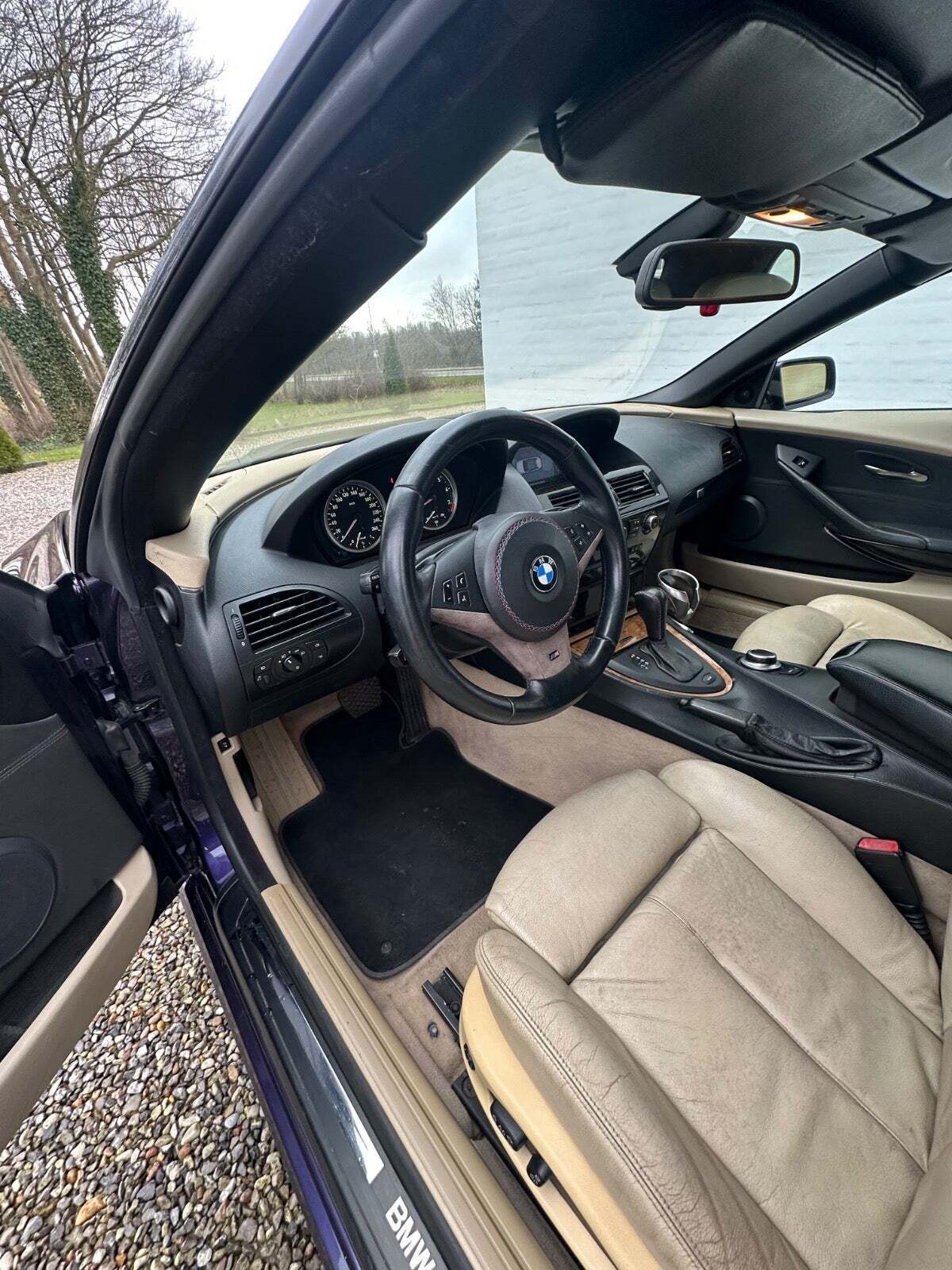 Sort BMW 630i fra 2006 set indefra