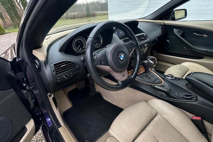 Sort BMW 630i fra 2006 set indefra