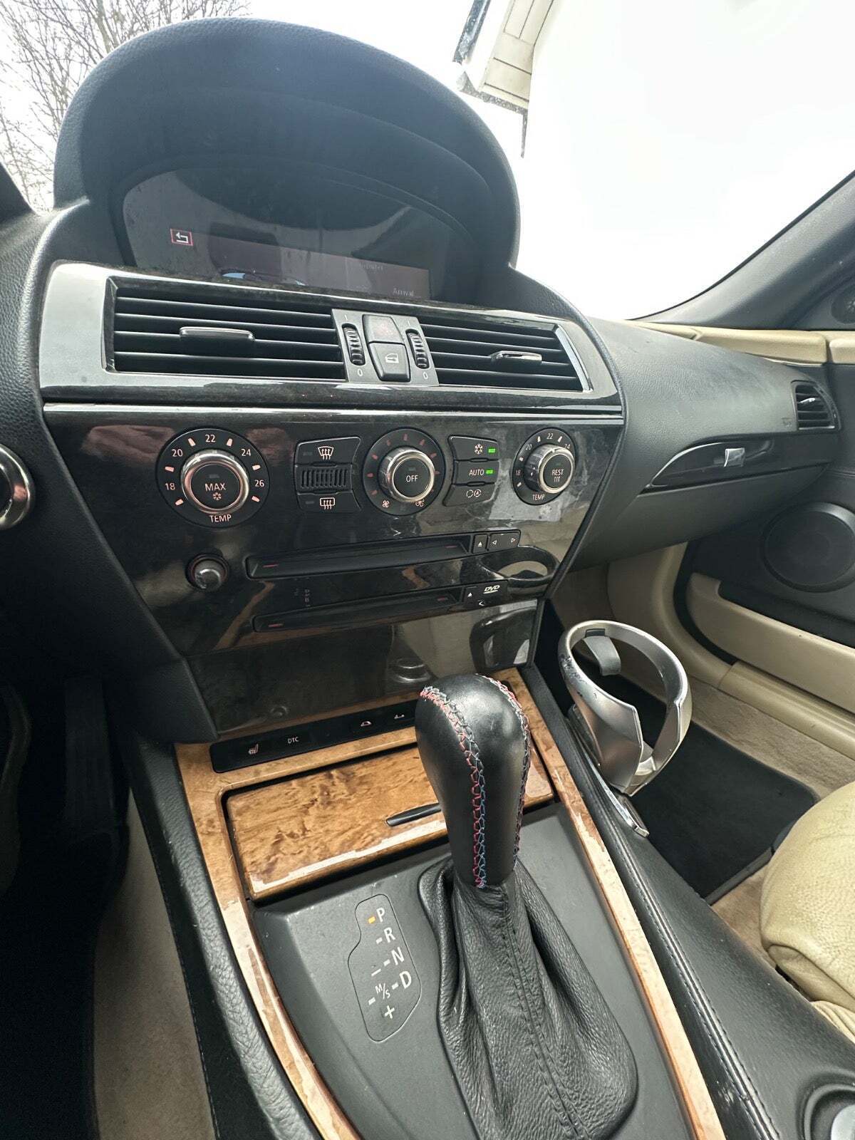 Sort BMW 630i fra 2006 set indefra