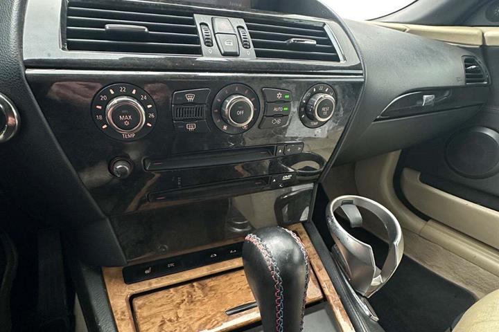 Sort BMW 630i fra 2006 set indefra