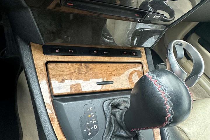Sort BMW 630i fra 2006 set indefra