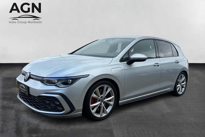 Sølv VW Golf VIII fra 2021 set udefra