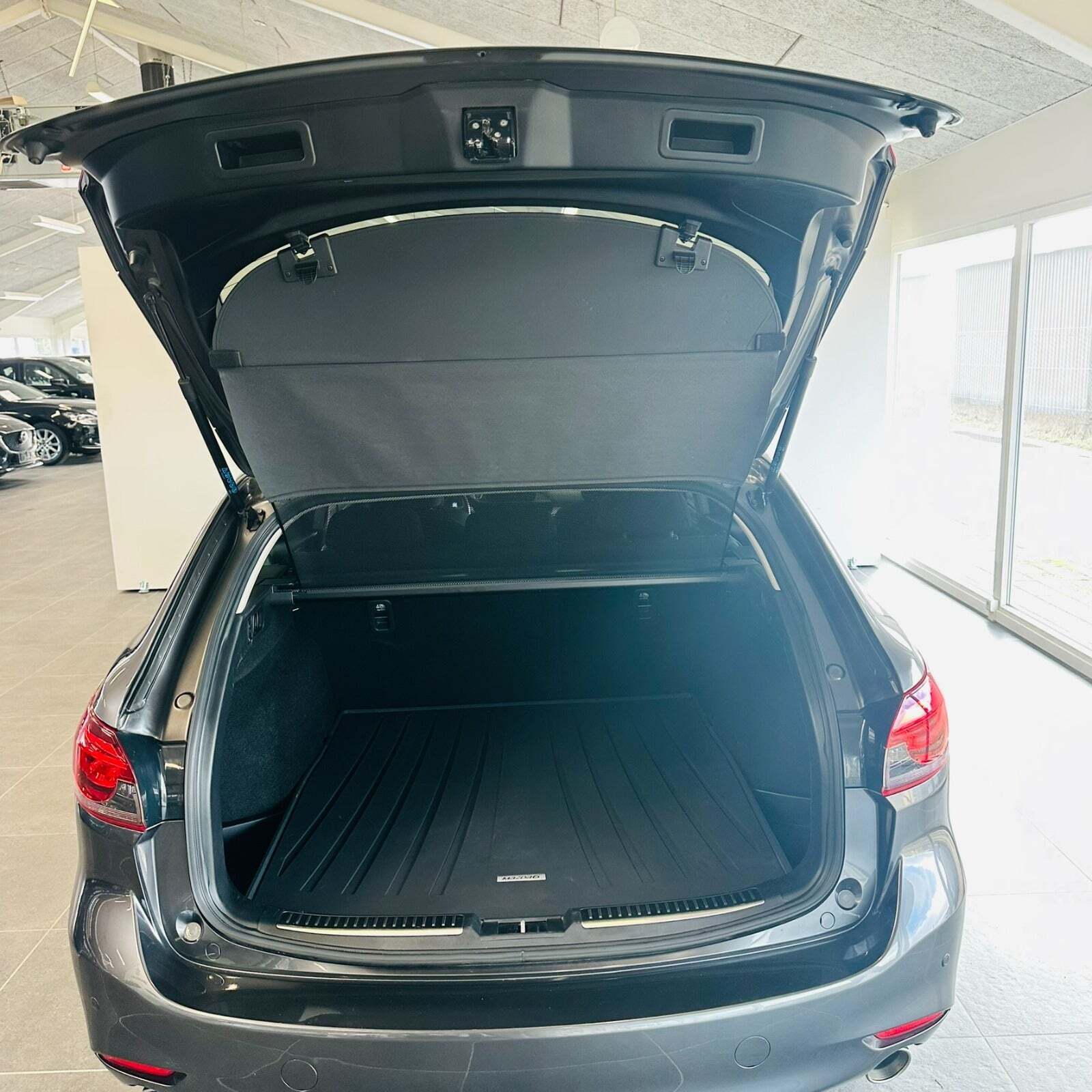 Grå Mazda 6 fra 2018