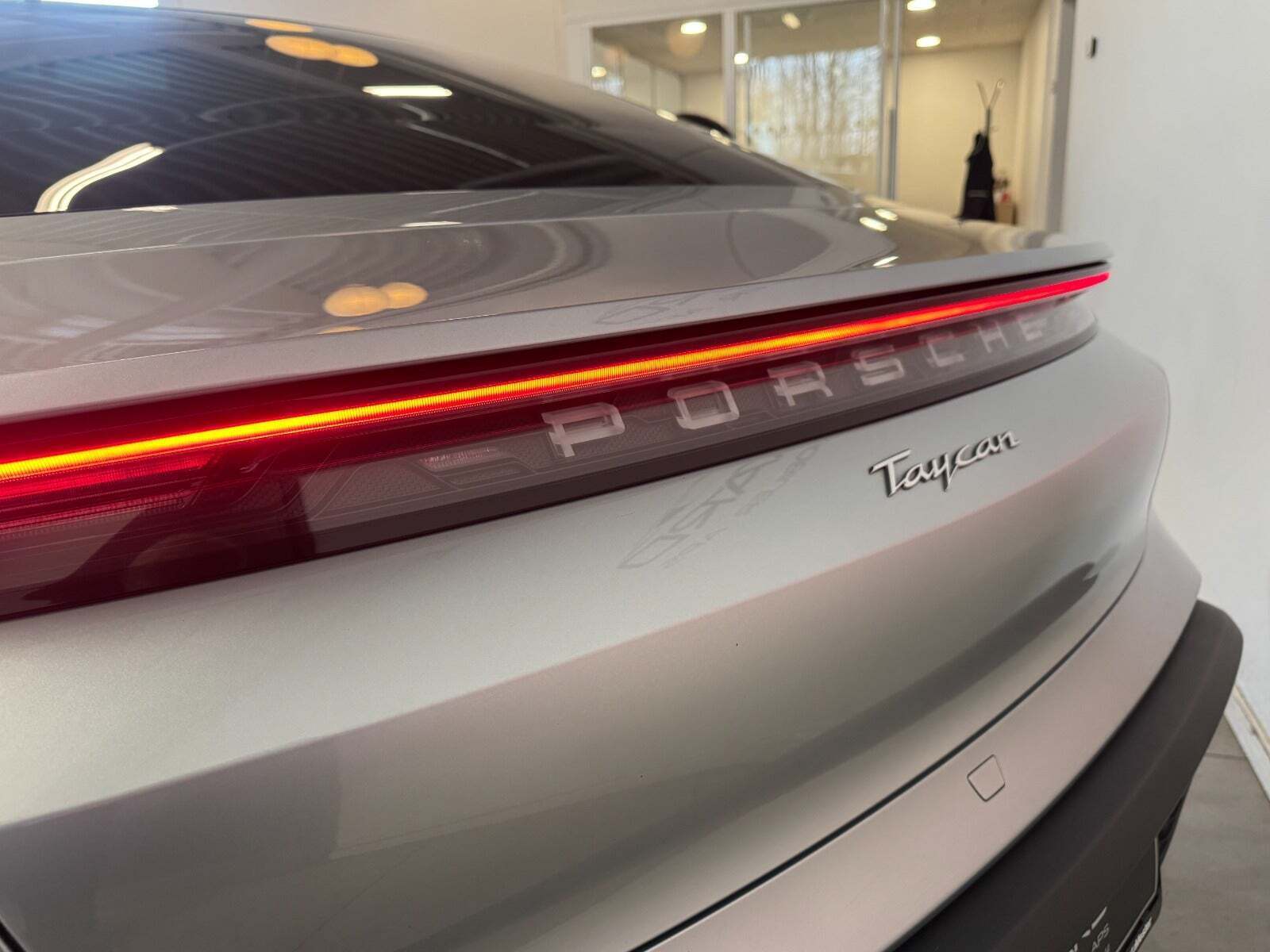 Sølv Porsche Taycan fra 2021