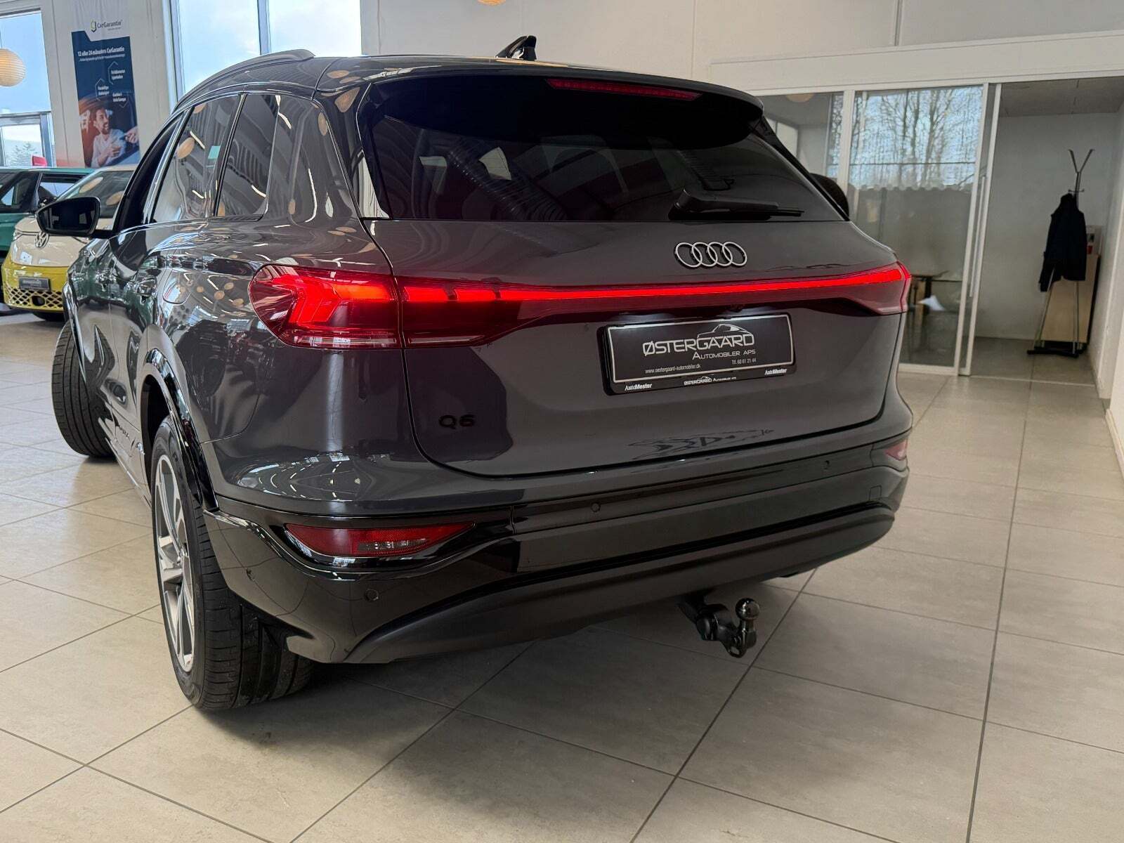 Grå Audi Q6 e-tron fra 2025