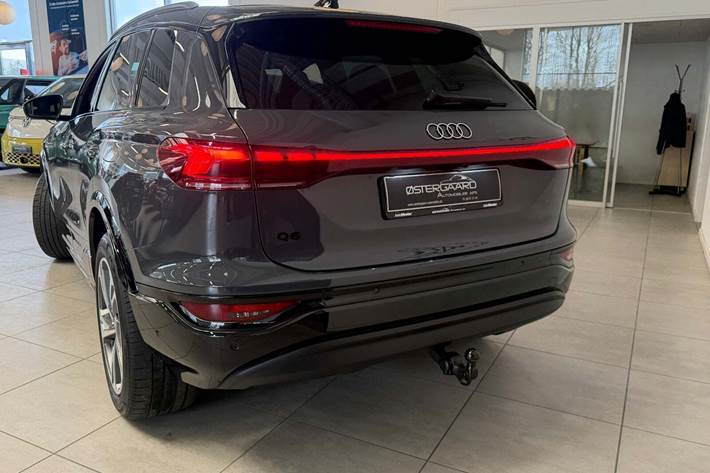 Grå Audi Q6 e-tron fra 2025