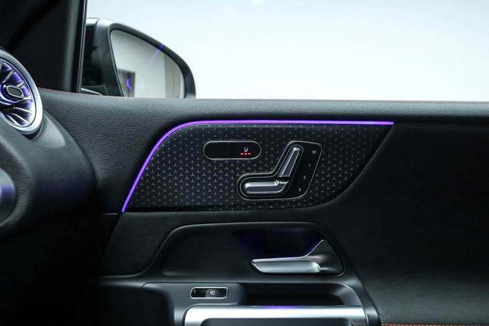 Blå Mercedes EQB350 fra 2024