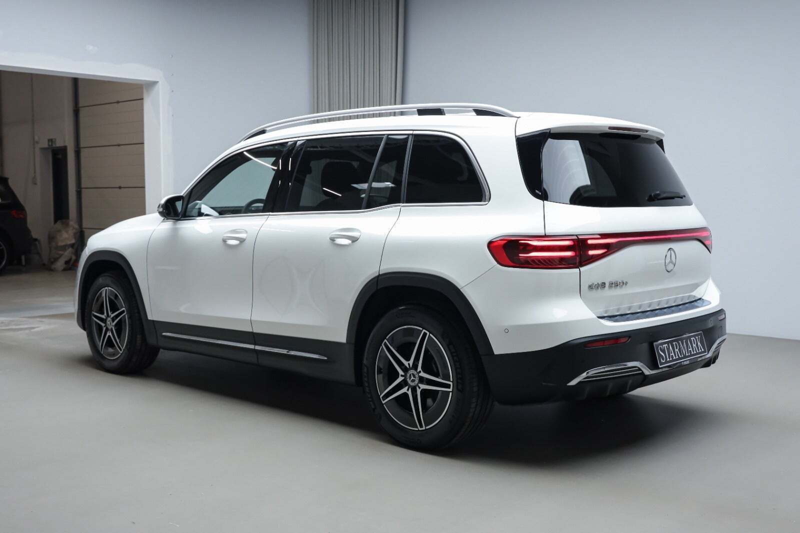 Hvid Mercedes EQB250+ fra 2026