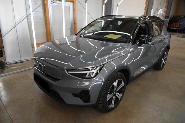 Grå Volvo XC40 fra 2023