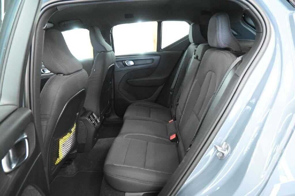 Grå Volvo XC40 fra 2023