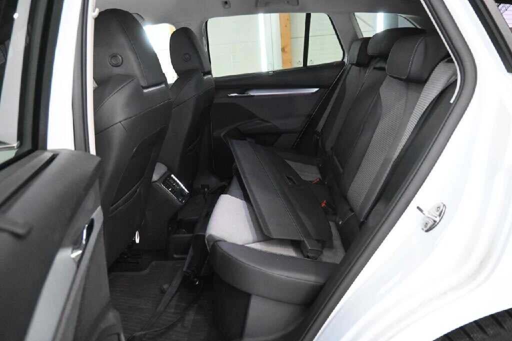 Hvid Skoda Enyaq fra 2023