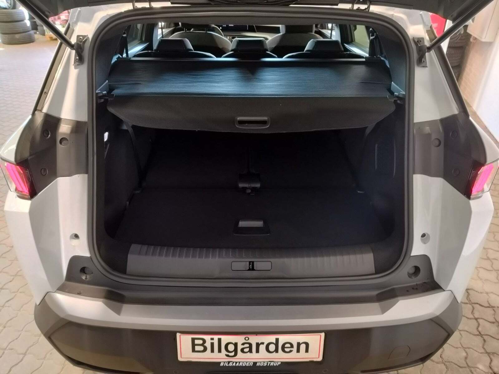 Hvid Peugeot e-5008 fra 2025