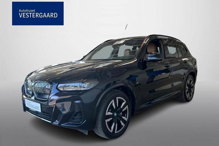 Blå BMW iX3 fra 2022 set udefra
