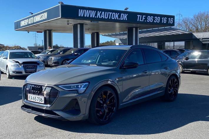 Grå Audi e-tron fra 2022 set udefra