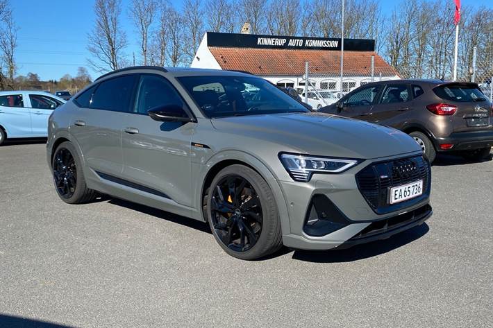 Grå Audi e-tron fra 2022