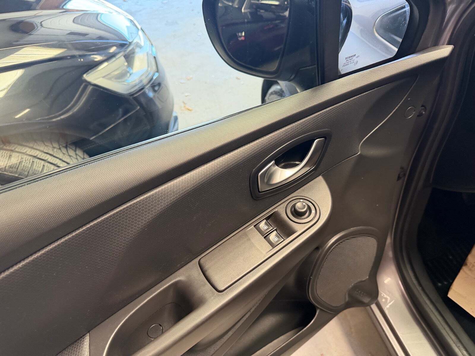 Grå Renault Clio IV fra 2016