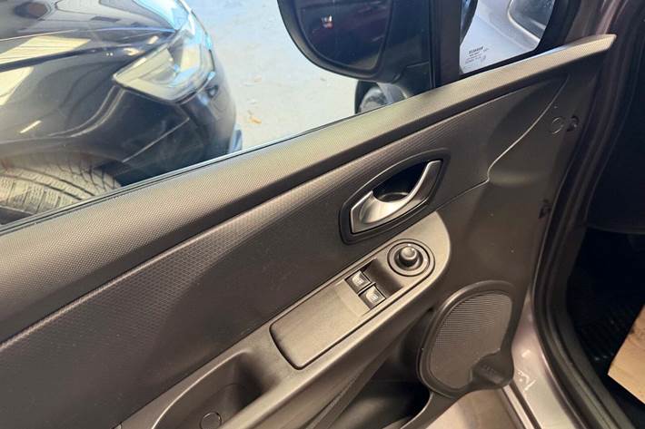 Grå Renault Clio IV fra 2016