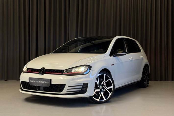 Hvid VW Golf VII fra 2015 set udefra