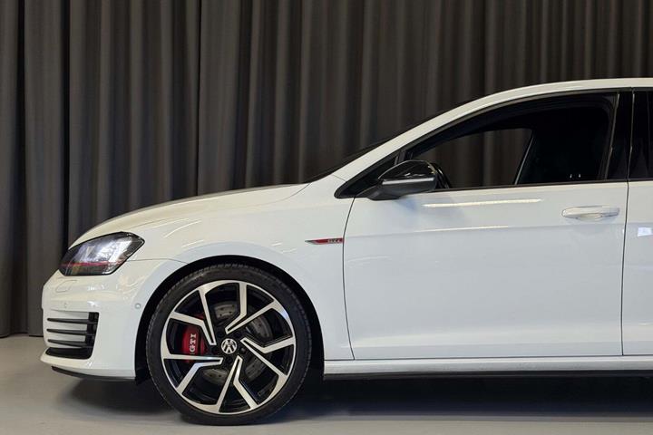 Hvid VW Golf VII fra 2015